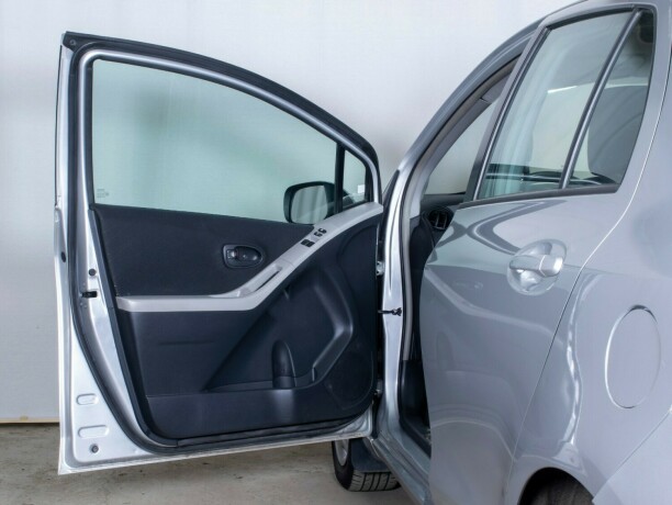 toyota-yaris-diesel-2007-big-18