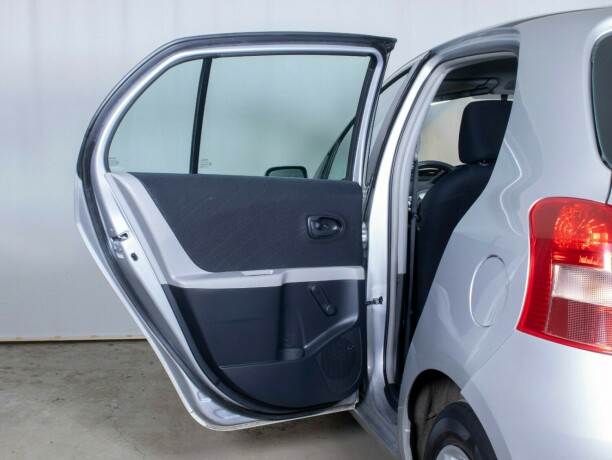 toyota-yaris-diesel-2007-big-19