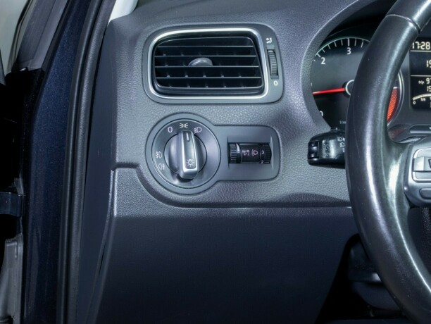 volkswagen-polo-diesel-2012-big-21