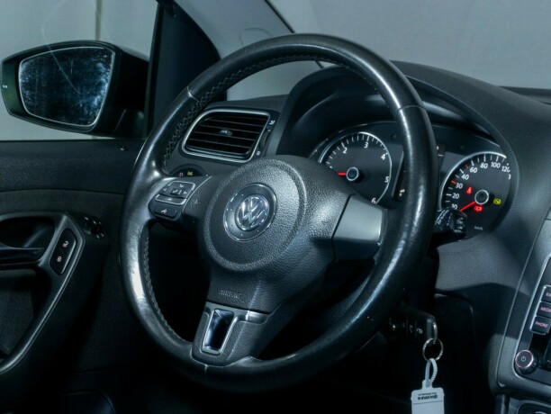 volkswagen-polo-diesel-2012-big-15
