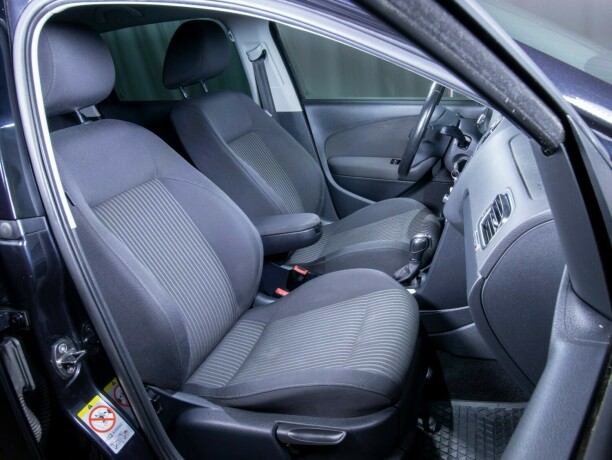 volkswagen-polo-diesel-2012-big-42