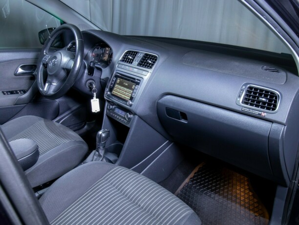 volkswagen-polo-diesel-2012-big-40