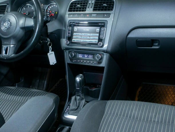 volkswagen-polo-diesel-2012-big-16