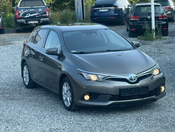 toyota-auris-elektrisitetbensin-2017-big-0