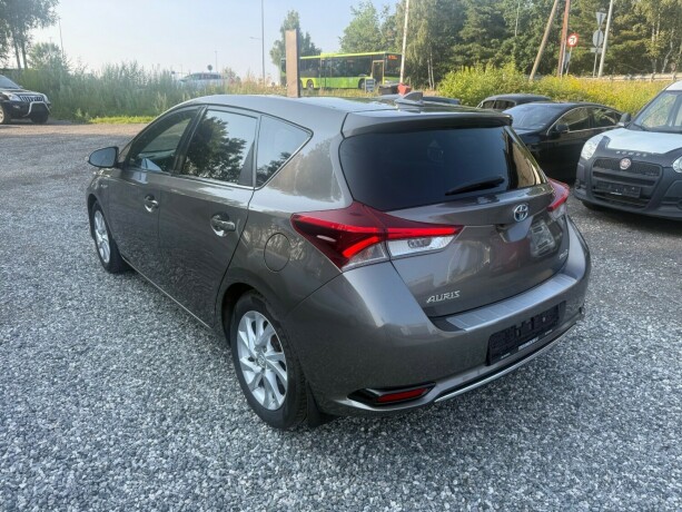 toyota-auris-elektrisitetbensin-2017-big-4