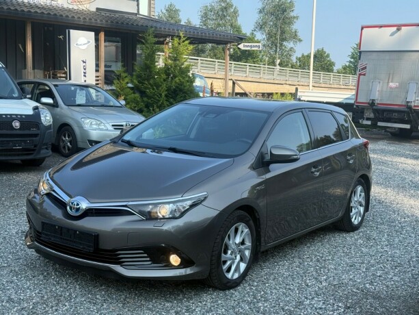 toyota-auris-elektrisitetbensin-2017-big-1