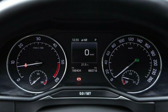 skoda-superb-diesel-2016-big-13