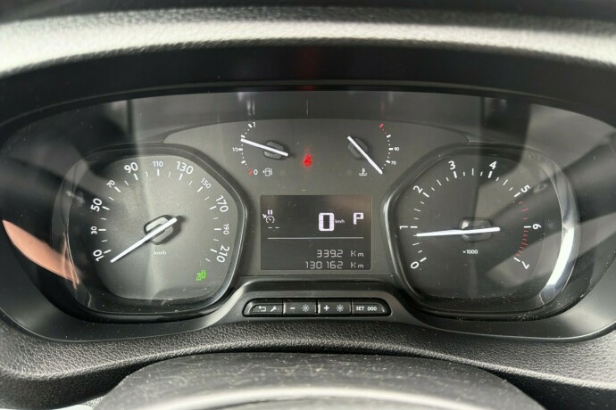 opel-vivaro-diesel-2021-big-11