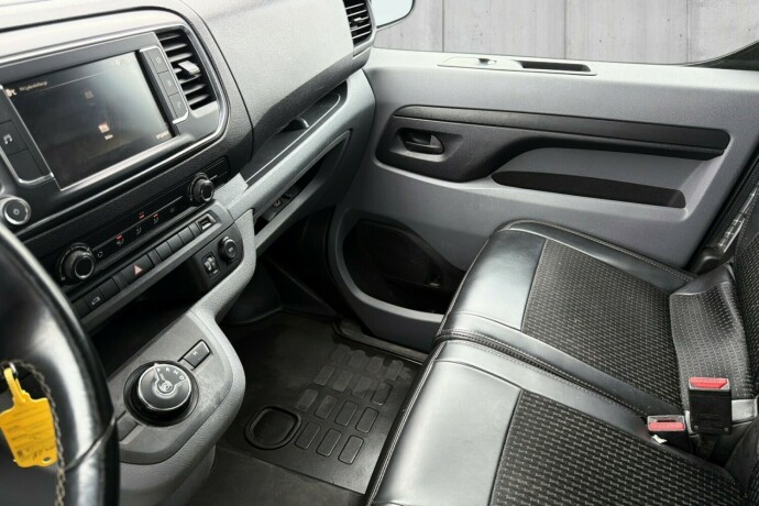 opel-vivaro-diesel-2021-big-15