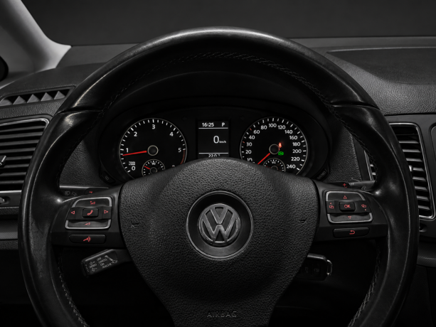 volkswagen-sharan-diesel-2012-big-12