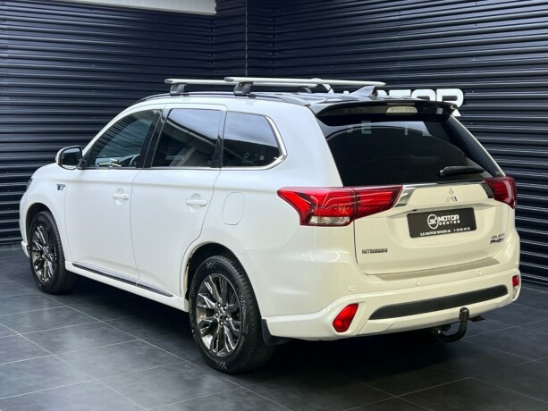 mitsubishi-outlander-elektrisitetbensin-2017-big-1