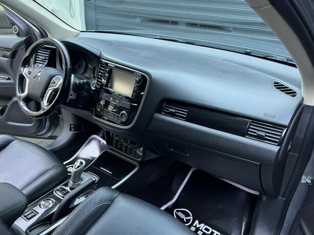 mitsubishi-outlander-elektrisitetbensin-2016-big-10