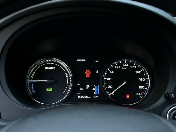 mitsubishi-outlander-elektrisitetbensin-2016-big-15