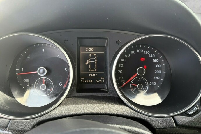volkswagen-golf-diesel-2010-big-11