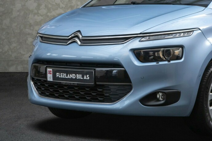 citroen-c4-picasso-bensin-2017-big-3