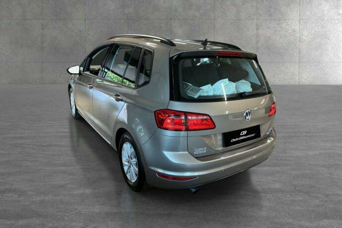 volkswagen-golf-sportsvan-bensin-2017-big-3