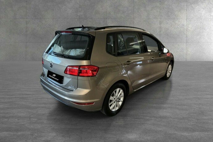 volkswagen-golf-sportsvan-bensin-2017-big-5