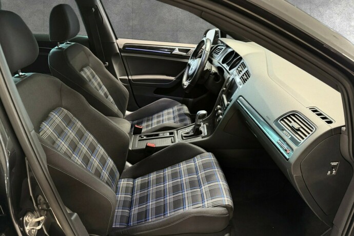 volkswagen-golf-elektrisitetbensin-2017-big-24