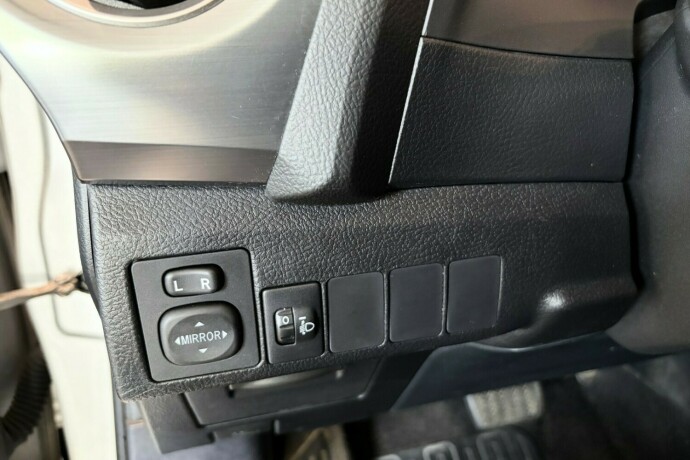 toyota-auris-bensin-2014-big-18