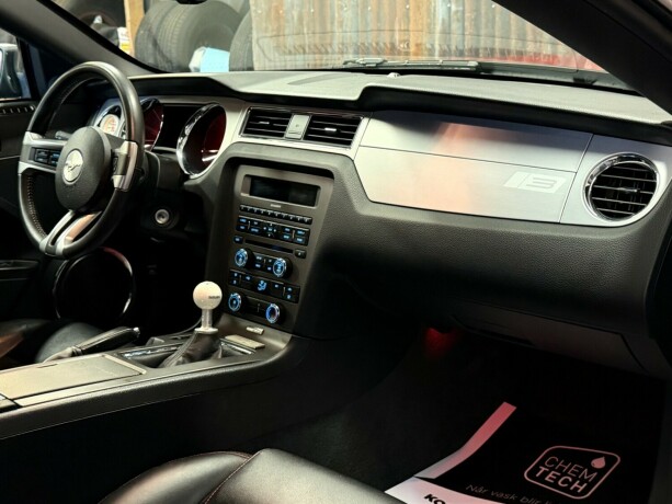 ford-mustang-bensin-2012-big-33