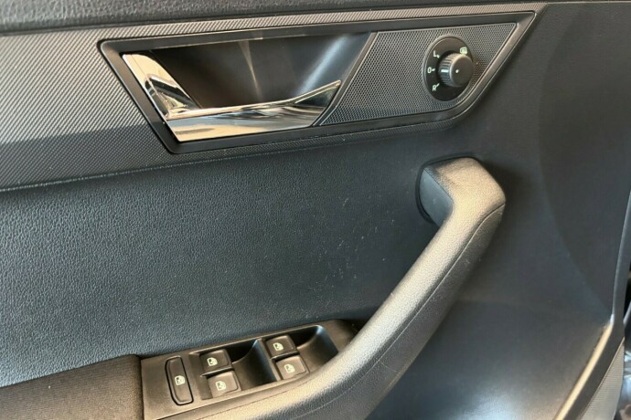skoda-fabia-bensin-2018-big-26