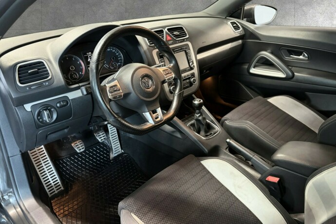 volkswagen-scirocco-bensin-2011-big-9