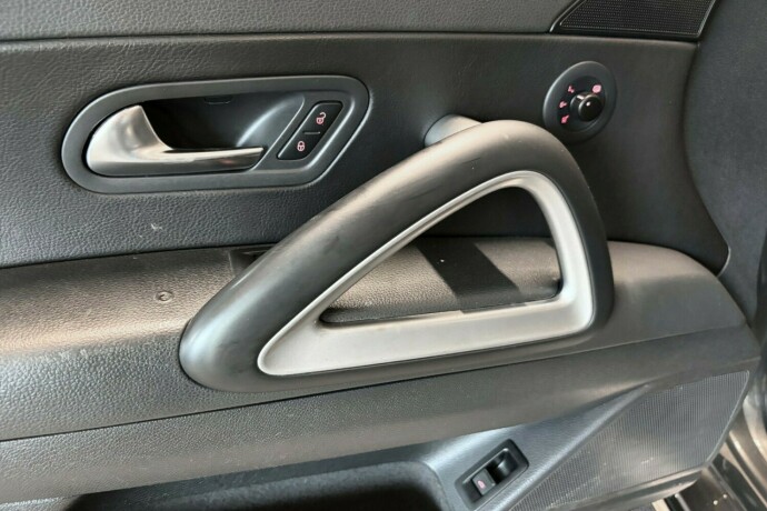 volkswagen-scirocco-bensin-2011-big-21