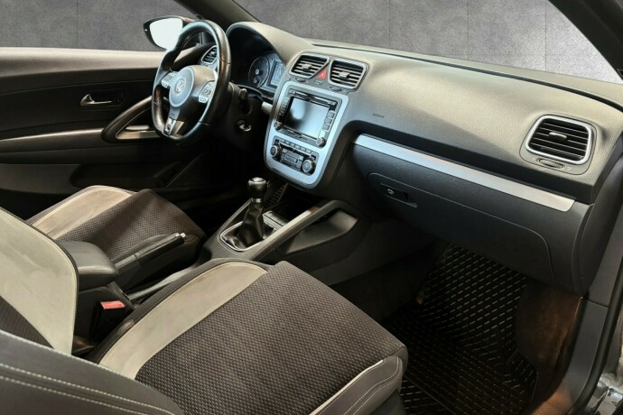 volkswagen-scirocco-bensin-2011-big-11