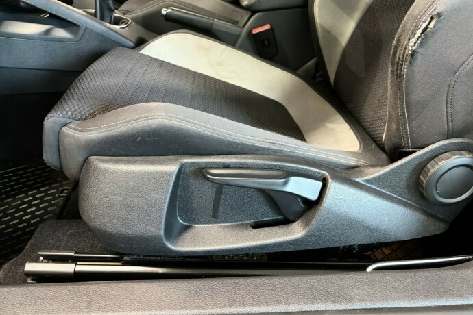 volkswagen-scirocco-bensin-2011-big-20