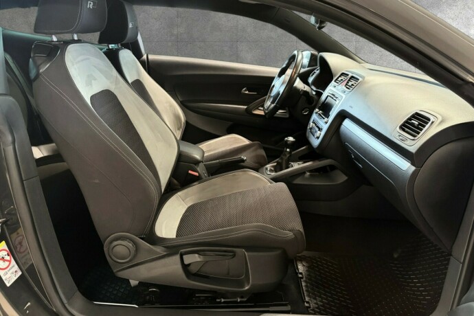 volkswagen-scirocco-bensin-2011-big-15