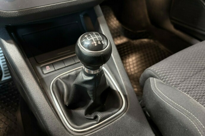 volkswagen-scirocco-bensin-2011-big-16