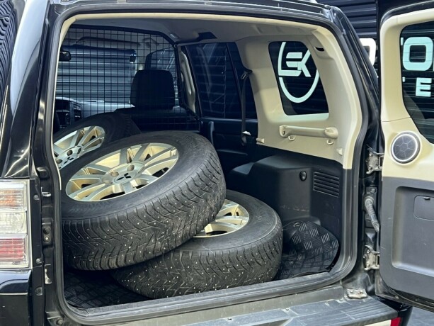 mitsubishi-pajero-diesel-2014-big-31