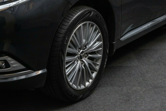 mitsubishi-outlander-elektrisitetbensin-2019-big-4