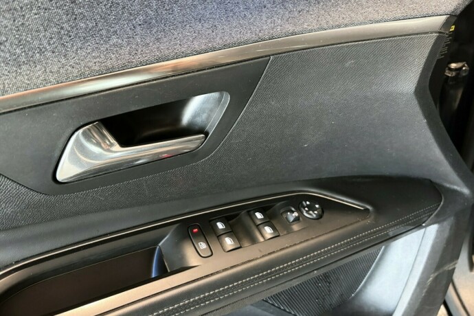 peugeot-5008-bensin-2018-big-24