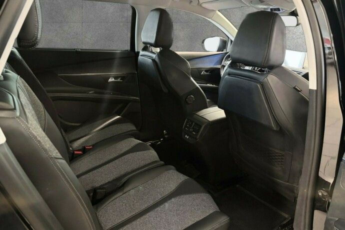 peugeot-5008-bensin-2018-big-12