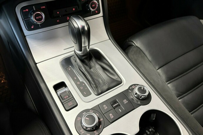 volkswagen-touareg-diesel-2012-big-13