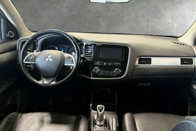 mitsubishi-outlander-elektrisitetbensin-2014-big-4