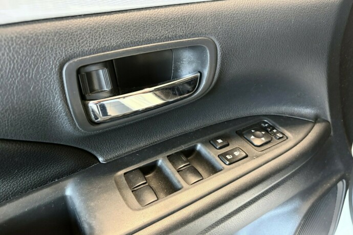 mitsubishi-outlander-elektrisitetbensin-2014-big-18