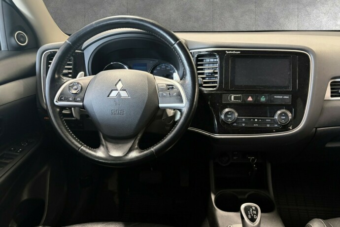 mitsubishi-outlander-elektrisitetbensin-2014-big-3