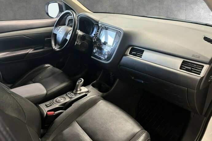 mitsubishi-outlander-elektrisitetbensin-2014-big-7