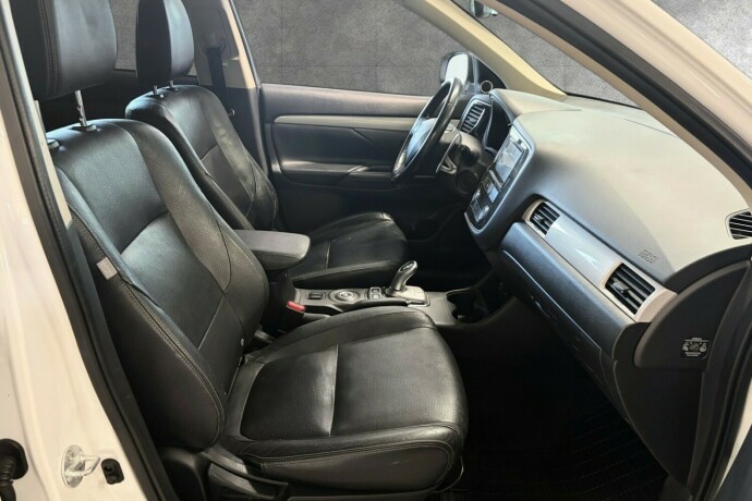 mitsubishi-outlander-elektrisitetbensin-2014-big-12