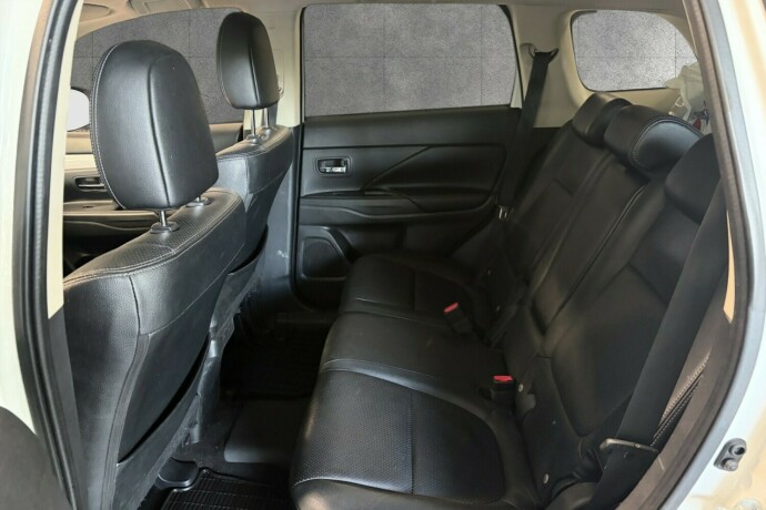 mitsubishi-outlander-elektrisitetbensin-2014-big-1
