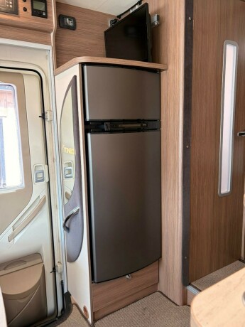 itineo-740-topputgave-queensbed-senkeseng-44-tonn-totalvekt-stekeovn-skinn-diesel-2017-big-37