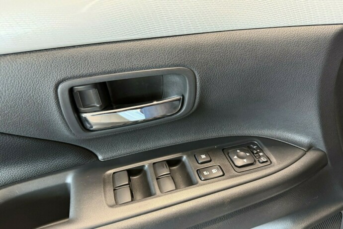 mitsubishi-outlander-elektrisitetbensin-2014-big-26