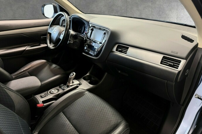 mitsubishi-outlander-elektrisitetbensin-2014-big-14