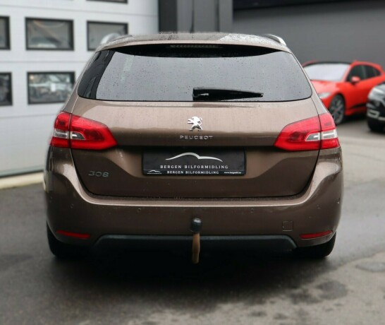 peugeot-308-bensin-2015-big-5