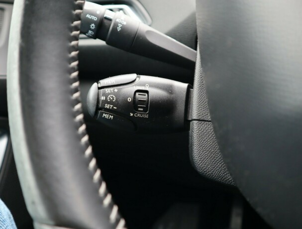 peugeot-308-bensin-2015-big-12