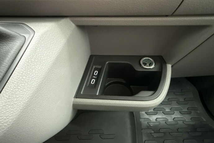 volkswagen-transporter-diesel-2021-big-38
