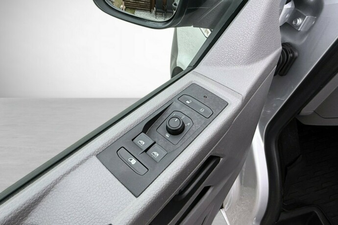 volkswagen-transporter-diesel-2021-big-17
