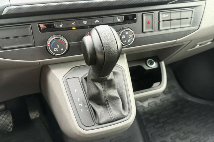 volkswagen-transporter-diesel-2021-big-22